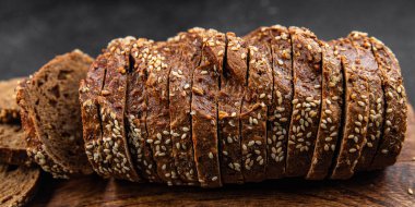 Çavdar ekmeği ayçiçeği tohumunu dilimler taze pişmiş yiyecekler sağlıklı iştah açıcı yemek aperatifleri masada fotokopi uzayı arka plan kırsal manzarası