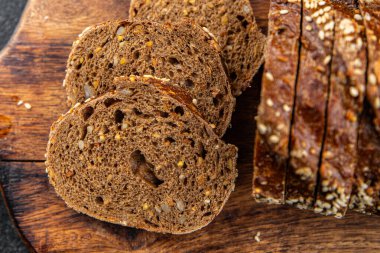 Çavdar ekmeği ayçiçeği tohumunu dilimler taze pişmiş yiyecekler sağlıklı iştah açıcı yemek aperatifleri masada fotokopi uzayı arka plan kırsal manzarası