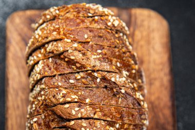 Çavdar ekmeği ayçiçeği tohumunu dilimler taze pişmiş yiyecekler sağlıklı iştah açıcı yemek aperatifleri masada fotokopi uzayı arka plan kırsal manzarası
