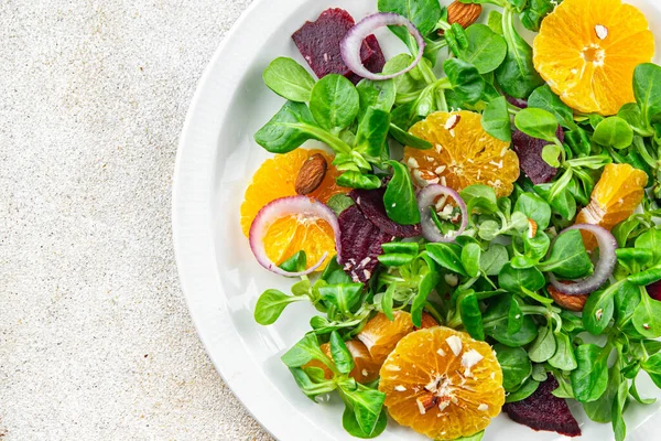salata turunçgil mandalina, pancar, yeşil yaprak marul, soğan taze yemek aperatifi masanın üzerinde fotokopi alanı arka plan görüntüsü
