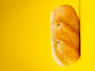 Sütlü çörek taze pişmiş yemek aperatifi masanın üzerinde fotokopi alanı arka plan kırsal manzarası