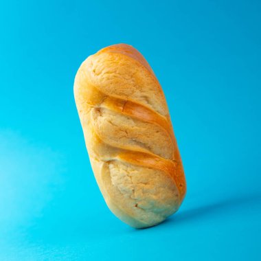 Sütlü çörek taze pişmiş yemek aperatifi masanın üzerinde fotokopi alanı arka plan kırsal manzarası