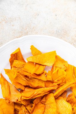 Kurutulmuş mango meyvesi sağlıklı meyve kurutulmuş meyve yararlı taze sağlıklı yemek aperatif yemek aperatifi masada fotokopi alanı yemek arka planında 