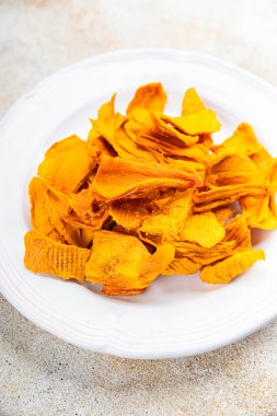 Kurutulmuş mango meyvesi sağlıklı meyve kurutulmuş meyve yararlı taze sağlıklı yemek aperatif yemek aperatifi masada fotokopi alanı yemek arka planında 