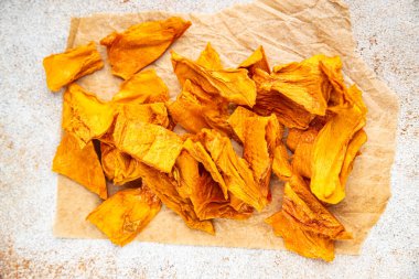 Kurutulmuş mango meyvesi sağlıklı meyve kurutulmuş meyve yararlı taze sağlıklı yemek aperatif yemek aperatifi masada fotokopi alanı yemek arka planında 