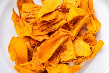 Kurutulmuş mango meyvesi sağlıklı meyve kurutulmuş meyve yararlı taze sağlıklı yemek aperatif yemek aperatifi masada fotokopi alanı yemek arka planında 