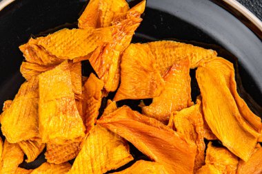 Kurutulmuş mango meyvesi sağlıklı meyve kurutulmuş meyve yararlı taze sağlıklı yemek aperatif yemek aperatifi masada fotokopi alanı yemek arka planında 