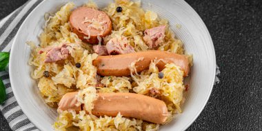 Lahana turşusu, garnitür, et, sosis, lezzetli taze yemek aperatifler masanın üzerinde fotokopi uzayı yemek arka plan kırsal manzarası.