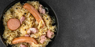 Lahana turşusu, garnitür, et, sosis, lezzetli taze yemek aperatifler masanın üzerinde fotokopi uzayı yemek arka plan kırsal manzarası.