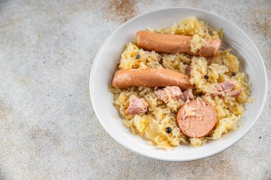 Lahana turşusu, garnitür, et, sosis, lezzetli taze yemek aperatifler masanın üzerinde fotokopi uzayı yemek arka plan kırsal manzarası.