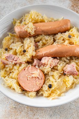 Lahana turşusu, garnitür, et, sosis, lezzetli taze yemek aperatifler masanın üzerinde fotokopi uzayı yemek arka plan kırsal manzarası.