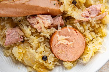 Lahana turşusu, garnitür, et, sosis, lezzetli taze yemek aperatifler masanın üzerinde fotokopi uzayı yemek arka plan kırsal manzarası.