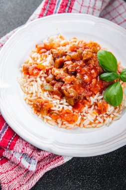 pirinç tavuğu Bask domates sosu taze et iştah açıcı yemek aperatifi masa üzerinde fotokopi uzay yemeği arka plan kırsal üst görünüm