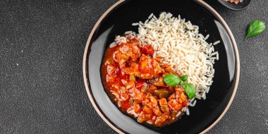 pirinç tavuğu Bask domates sosu taze et iştah açıcı yemek aperatifi masa üzerinde fotokopi uzay yemeği arka plan kırsal üst görünüm