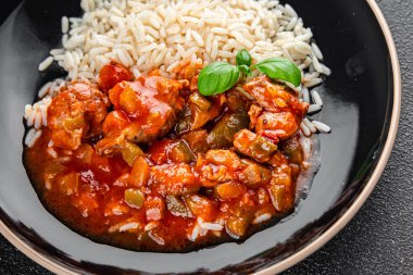 pirinç tavuğu Bask domates sosu taze et iştah açıcı yemek aperatifi masa üzerinde fotokopi uzay yemeği arka plan kırsal üst görünüm