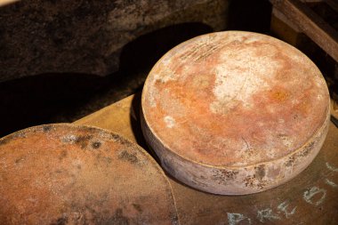 Mahzendeki yıllanmış peynir meze, meze, meze, atıştırmalık şeyler, fotokopi, uzay yemeği arka plan, kırsal üst görüş.