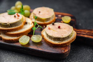 Foie gras sandviçi taze kaz veya ördek ciğeri yemek aperatif yemek atıştırmalıkları fotokopi masasında uzay yemeği arka plan kırsal manzarası