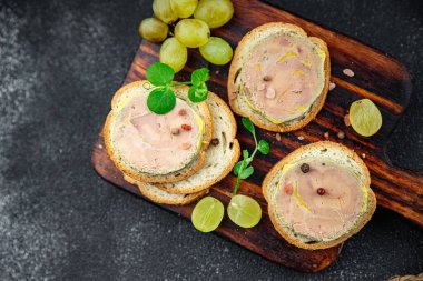 Foie gras sandviçi taze kaz veya ördek ciğeri yemek aperatif yemek atıştırmalıkları fotokopi masasında uzay yemeği arka plan kırsal manzarası