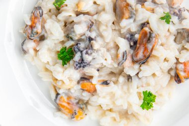 Risotto deniz ürünleri pilavı taze lezzetli yemek aperatifler masada yemek atıştırmalıkları fotokopi uzay yiyecekleri arka plan kırsal manzarası
