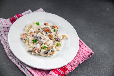 Risotto deniz ürünleri pilavı taze lezzetli yemek aperatifler masada yemek atıştırmalıkları fotokopi uzay yiyecekleri arka plan kırsal manzarası