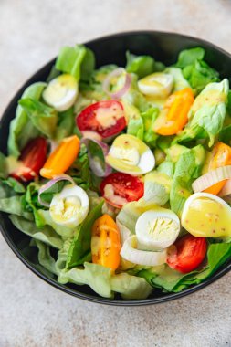 Salata bıldırcın yumurtası taze yemek aperatifi masada yemek atıştırmalığı fotokopi alanı arka plan kırsal manzarası