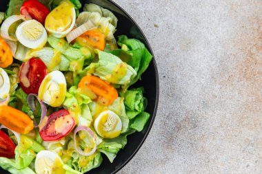 Salata bıldırcın yumurtası taze yemek aperatifi masada yemek atıştırmalığı fotokopi alanı arka plan kırsal manzarası