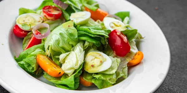 Salata bıldırcın yumurtası taze yemek aperatifi masada yemek atıştırmalığı fotokopi alanı arka plan kırsal manzarası