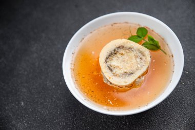 Kemikli sığır eti çorbası ilk yemek taze sağlıklı yemek aperatifler yemek aperatifler fotokopi uzay yemek arka plan kırsal üst görünüm 