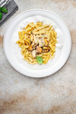 Midyeli fusilli makarna, deniz mahsulü, Akdeniz mutfağı, lezzetli, sağlıklı, iştah açıcı, yemek aperatifleri, fotokopi masasında.