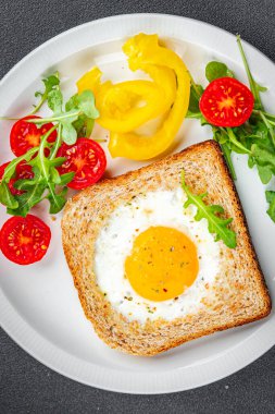 Kızarmış yumurtalı tost yumurta sarısı proteini lezzetli kahvaltı lezzetli sağlıklı yemekler iştah açıcı yemek aperatifler masada fotokopi uzayı arka plan kırsal manzarası