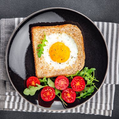 Kızarmış yumurtalı tost yumurta sarısı proteini lezzetli kahvaltı lezzetli sağlıklı yemekler iştah açıcı yemek aperatifler masada fotokopi uzayı arka plan kırsal manzarası