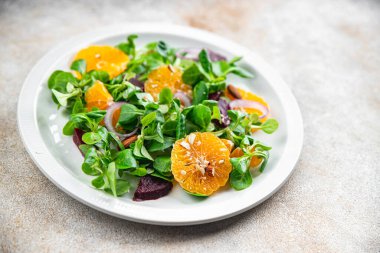 Turunçgil salatası, pancar, yeşil yaprak marul taze sağlıklı yemek atıştırmalıkları fotokopi masasında. 