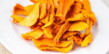 Kurutulmuş mango meyvesi iştah açıcı sağlıklı yemek aperatifleri masa üzerinde fotokopi uzay yiyecekleri arka plan kırsal üst görüş keto veya paleo diyet vejetaryen gıda