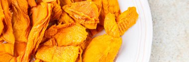 Kurutulmuş mango meyvesi iştah açıcı sağlıklı yemek aperatifleri masa üzerinde fotokopi uzay yiyecekleri arka plan kırsal üst görüş keto veya paleo diyet vejetaryen gıda