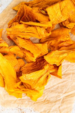 Kurutulmuş mango meyvesi iştah açıcı sağlıklı yemek aperatifleri masa üzerinde fotokopi uzay yiyecekleri arka plan kırsal üst görüş keto veya paleo diyet vejetaryen gıda