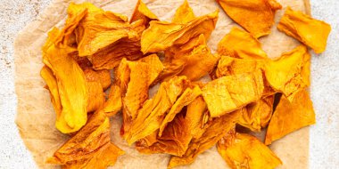 Kurutulmuş mango meyvesi iştah açıcı sağlıklı yemek aperatifleri masa üzerinde fotokopi uzay yiyecekleri arka plan kırsal üst görüş keto veya paleo diyet vejetaryen gıda