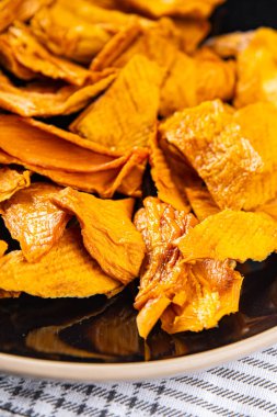 Kurutulmuş mango meyvesi iştah açıcı sağlıklı yemek aperatifleri masa üzerinde fotokopi uzay yiyecekleri arka plan kırsal üst görüş keto veya paleo diyet vejetaryen gıda