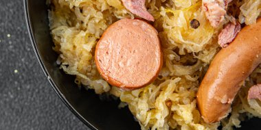 lahana turşusu garnitür et, sosis lezzetli yemek aperatifi fotokopi masasında uzay yemeği arka plan kırsal üst görünüm