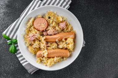 lahana turşusu garnitür et, sosis lezzetli yemek aperatifi fotokopi masasında uzay yemeği arka plan kırsal üst görünüm