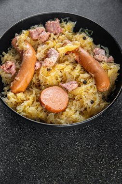 lahana turşusu garnitür et, sosis lezzetli yemek aperatifi fotokopi masasında uzay yemeği arka plan kırsal üst görünüm