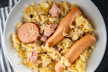 lahana turşusu garnitür et, sosis lezzetli yemek aperatifi fotokopi masasında uzay yemeği arka plan kırsal üst görünüm