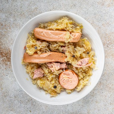 lahana turşusu garnitür et, sosis lezzetli yemek aperatifi fotokopi masasında uzay yemeği arka plan kırsal üst görünüm