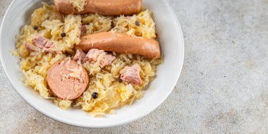 lahana turşusu garnitür et, sosis lezzetli yemek aperatifi fotokopi masasında uzay yemeği arka plan kırsal üst görünüm