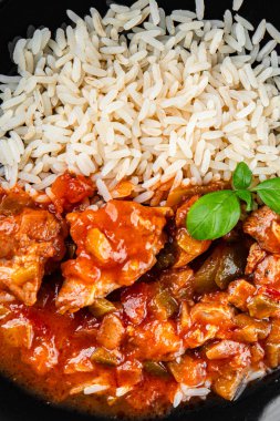 pirinç tavuğu, Bask eti, domates, taze yemek, sofrada atıştırmalık, fotokopi, arka plan, kırsal alan manzarası.