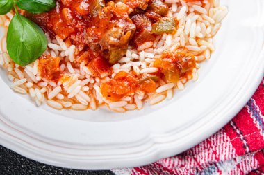 pirinç tavuğu, Bask eti, domates, taze yemek, sofrada atıştırmalık, fotokopi, arka plan, kırsal alan manzarası.