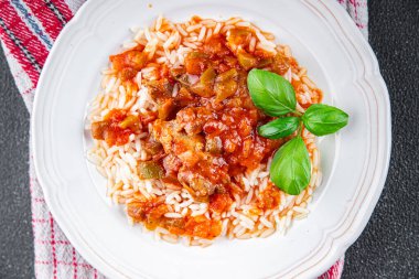 pirinç tavuğu, Bask eti, domates, taze yemek, sofrada atıştırmalık, fotokopi, arka plan, kırsal alan manzarası.