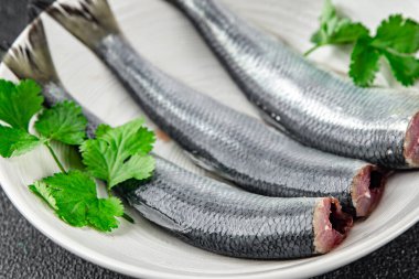 Ringa balığı taze çiğ deniz ürünleri lezzetli, sağlıklı, iştah açıcı, yemek aperatifleri fotokopi masasında yer alan uzay yiyecekleri arka plan kırsal manzaralı Pescetarian diyeti.