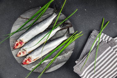 Ringa balığı taze çiğ deniz ürünleri lezzetli, sağlıklı, iştah açıcı, yemek aperatifleri fotokopi masasında yer alan uzay yiyecekleri arka plan kırsal manzaralı Pescetarian diyeti.