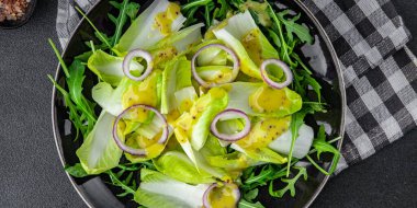 Hindiba salatası meyveleri hindiba vitaminleri lezzetli taze sağlıklı yemek aperatifleri masanın üzerinde fotokopi uzayı arka plan yemeği kırsal üst görünüm keto veya paleo diyet vejetaryen yiyecekler