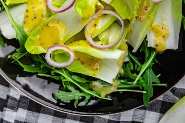 Hindiba salatası meyveleri hindiba vitaminleri lezzetli taze sağlıklı yemek aperatifleri masanın üzerinde fotokopi uzayı arka plan yemeği kırsal üst görünüm keto veya paleo diyet vejetaryen yiyecekler